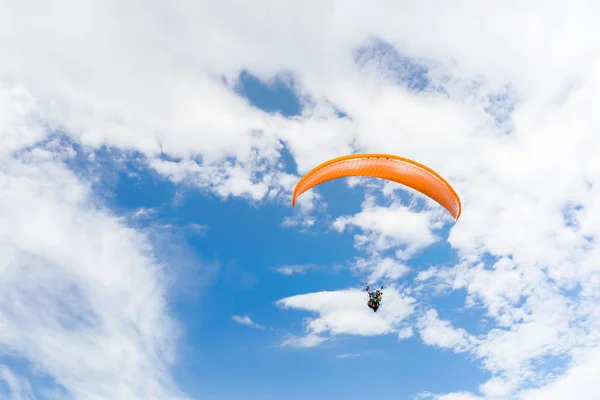 Paraplane Flyger Högt Upp Resor Konceptet — Stockfoto