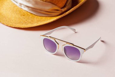 yaz şapka ve güneş gözlüğü pastel arka planda, moda yaz konsepti 