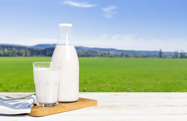 Färsk Mjölk Glas Och Flaska Bordet Med Fältet Bakgrund — Stockfoto