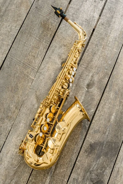 Saxofón Dorado Sobre Fondo Madera —  Fotos de Stock