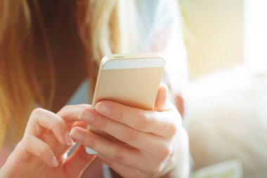 Mesaj yaz Smartphone'da yazarak kadın