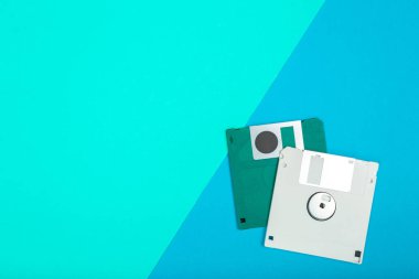 Bilgisayar disketleri renkli arka plan üzerinde