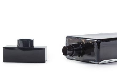 Beyaz arka plan izole parfüm şişe