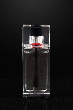 Arka planda parfüm şişesi
