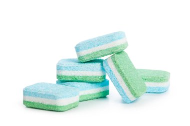 Bulaşık makinesi üzerinde izole beyaz arka plan, yakın çekim tablet 