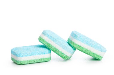 Bulaşık makinesi üzerinde izole beyaz arka plan, yakın çekim tablet 