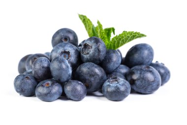 Beyaz arka plan üzerinde izole taze çekilmiş yaban mersini yığını yakın çekim 