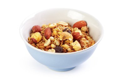 Kase meyve parçaları ve beyaz arka plan üzerinde izole fındık ile ev yapımı granola