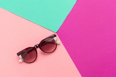 Renkli hareketli arka plan, moda yaz kavramı üzerinde kadın güneş gözlüğü 