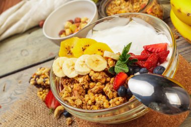 Kase yoğurt ve ahşap zemin üzerine taze çilek ile ev yapımı granola