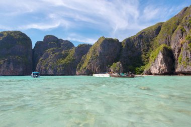 Kaya, deniz ve mavi gökyüzü doğal arka plan