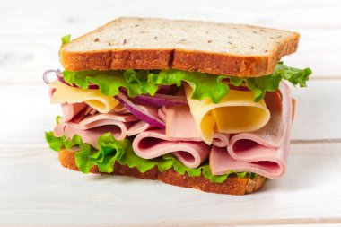 ahşap bir masa, lokanta lezzetli sandviç 