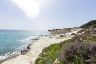 sabah bir kayalık sahil görünümü