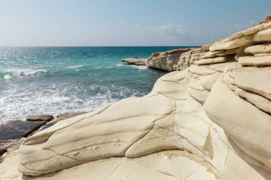 sabah bir kayalık sahil görünümü