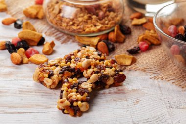 Granola barlar ahşap arka plan üzerinde Kazanlı