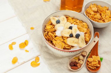 sağlıklı kahvaltı gevreği ahşap tablo ile 