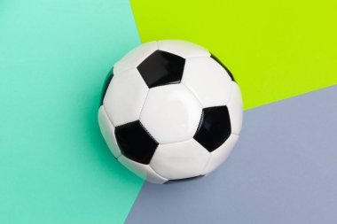 Futbol topu bir renk arka plan üzerinde