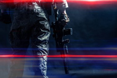 Özel Kuvvetler asker tüfeği koyu arka plan üzerinde