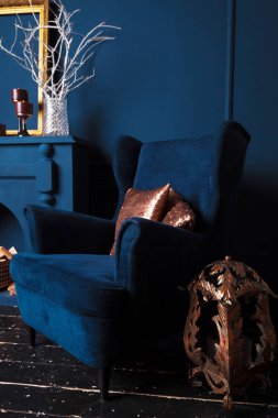 koyu mavi renk ayrıntılarını modern oturma odası