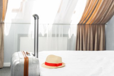 ışık otel odasında bavul