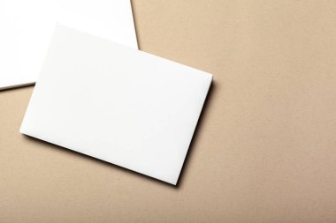 Bej renkli bir arka plan üzerinde boş kağıt parçaları için alay et