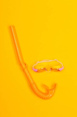 Plaj aksesuarları üzerinde arka plan, seyahat ve tatil kavramı renk