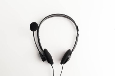 masanın üzerinde ses kulaklık