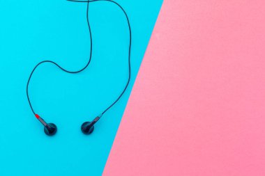 Earphons renk arka plan üzerinde.