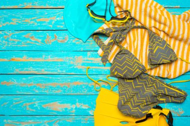 renk ahşap arka plan üzerinde mayo ile kompozisyon üstten görünüm