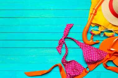 renk ahşap arka plan üzerinde mayo ile kompozisyon üstten görünüm