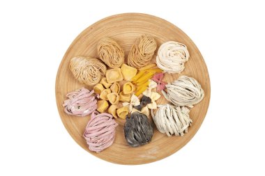 Ham ev yapımı makarna, çeşitli türleri ve kuru İtalyan pasta şekilleri