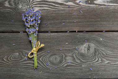 Kurutulmuş lavanta demet ahşap arka plan üzerinde görmek