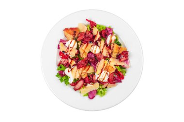 Peynirli beyaz izole lezzetli salata 