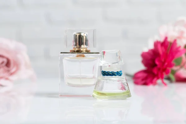Női Parfüm Üvegek Virágok Közelkép — Stock Fotó
