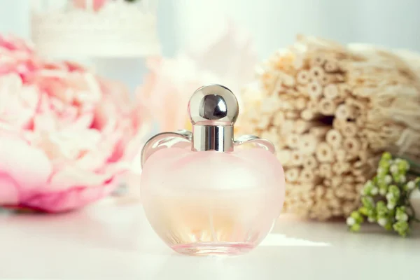 Weibliche Parfümflasche Mit Blumen Nahaufnahme — Stockfoto