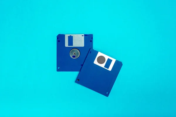 Disk Floppy Komputer Pada Latar Belakang Biru — Stok Foto