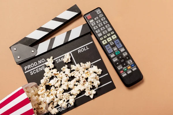 Papier Beker Met Popcorn Afstandsbediening Kleur Achtergrond — Stockfoto