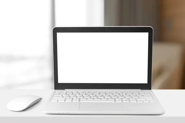 Laptop Blank Screen Table — Stock Photo, Image