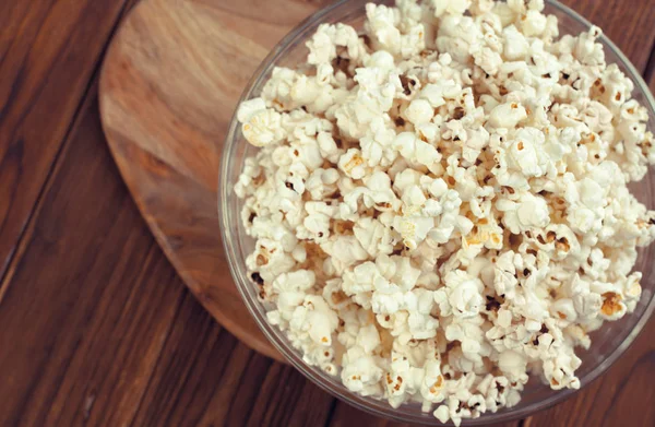 Schneidebrett Mit Salz Popcorn Schüssel Auf Holztisch — Stockfoto