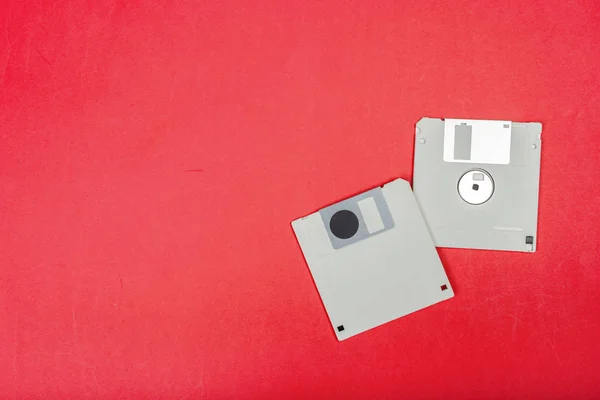 Bilgisayar Disketleri Kırmızı Zemin Üzerine — Stok fotoğraf