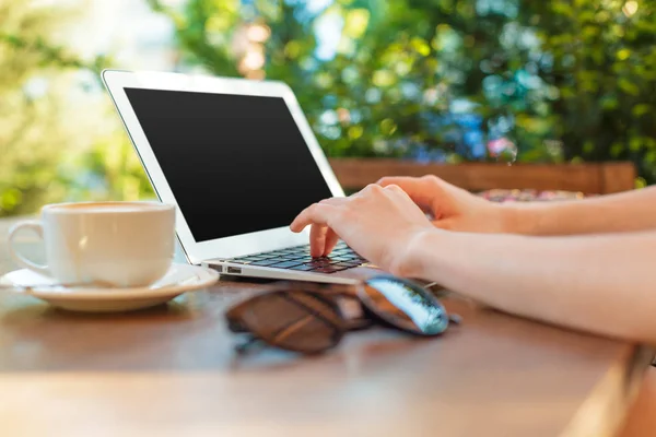 Kvinna Med Bärbar Dator Kaffepaus — Stockfoto