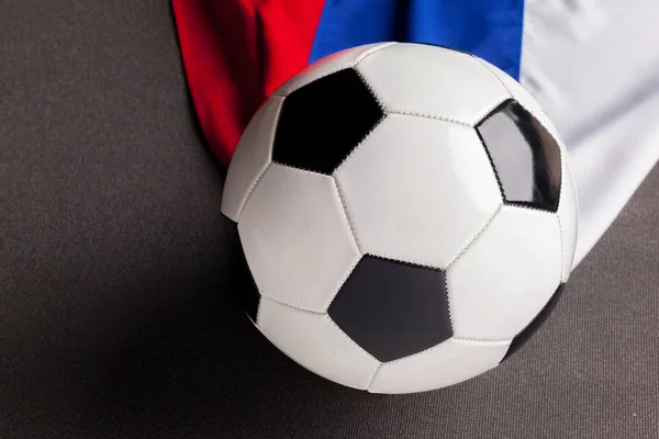 Futbol topu ile Rusya'nın bayrağı