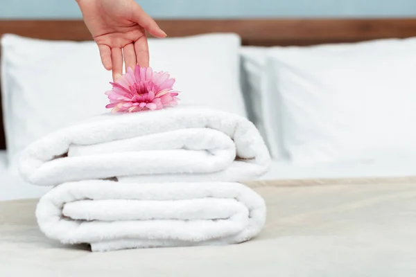 Mucama Con Toallas Limpias Frescas Durante Limpieza Una Habitación Hotel — Foto de Stock