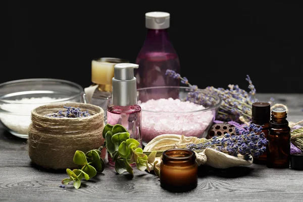 ラベンダー ハーブ 化粧品 テーブルの上の塩の芳香族組成 — ストック写真