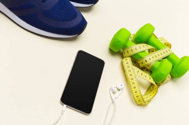Spor Fitness kavramları açık renkli spor salonu ekipman ile 