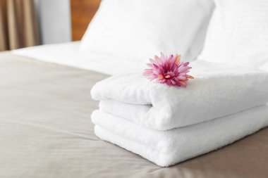 havlu ve çiçek yakından görmek yatakta otel odasında