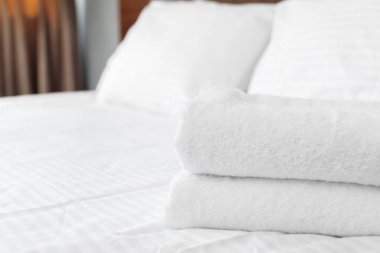 Beyaz havlu üzerinde otel müşteri konuk oda görmek