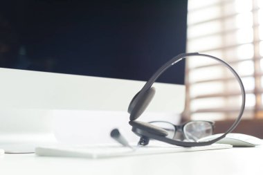 dizüstü bilgisayar ile kulaklık