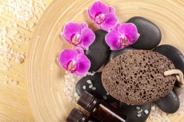 Zen taşlar ve orkide çiçekleri. Spa konsept