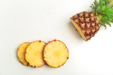 Dilimlenmiş ananas beyaz arkaplanda izole edilmiş. 